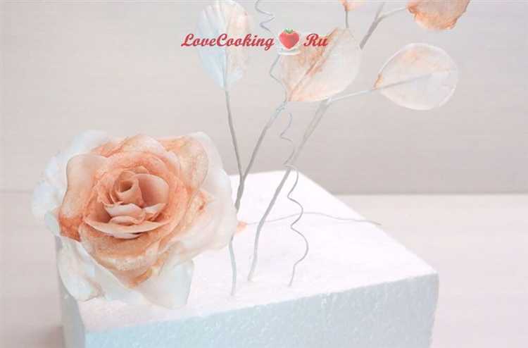 Окрашивание и финальная отделка розы из вафельной бумаги
