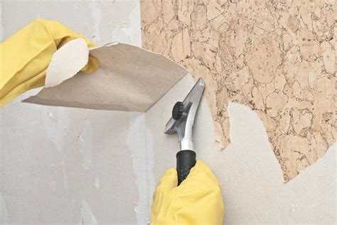 Как устранить небольшие повреждения обоев после штробления