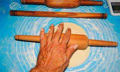 Шлифовка поверхности скалки вручную