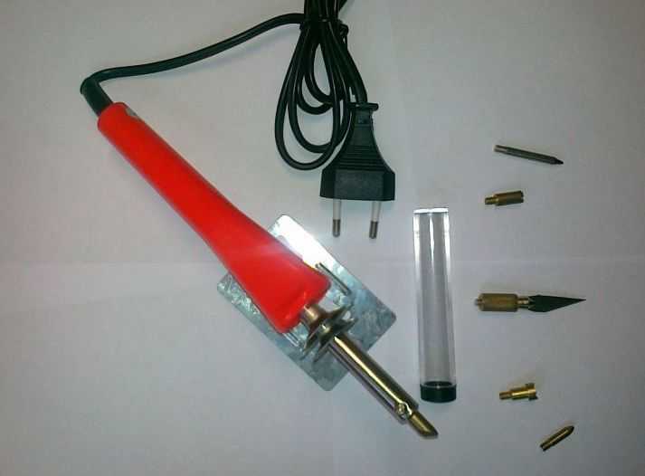 Импульсные блоки питания от ноутбуков также подходят, если выдают нужное напряжение и выдерживают ток не менее 2 А. Проверь характеристики на корпусе БП. Разъём обрезается, и провода подключаются напрямую. Обязательно изолируй все оголённые участки термоусадкой или изолентой.