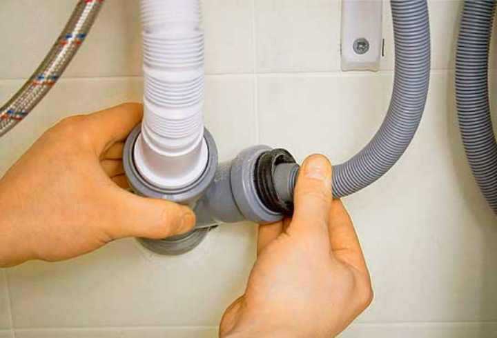 Размещение шлангов за мебелью в ванной