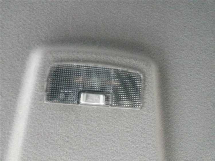 Как аккуратно снять сам плафон без повреждений