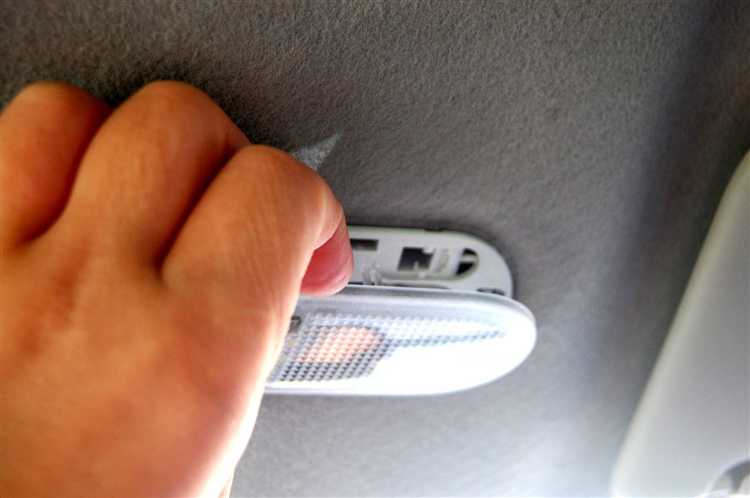 Проверка и установка нового плафона после снятия старого