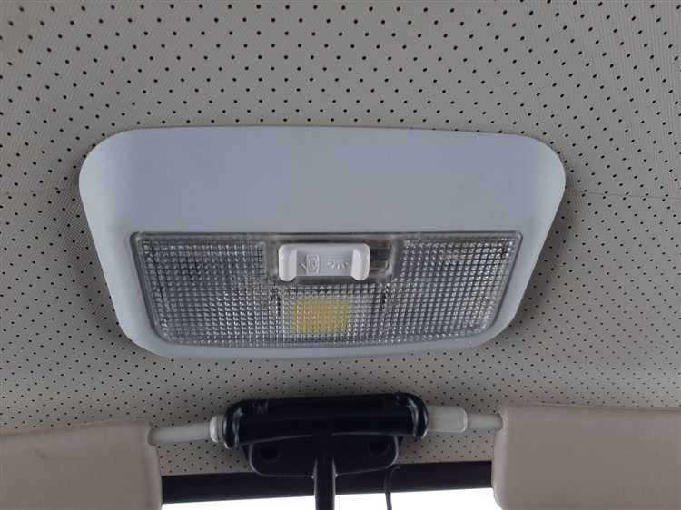 Как снять плафон освещения салона