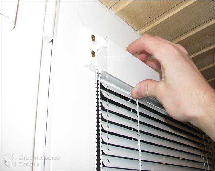 Как снять рулонные жалюзи, закреплённые на саморезах