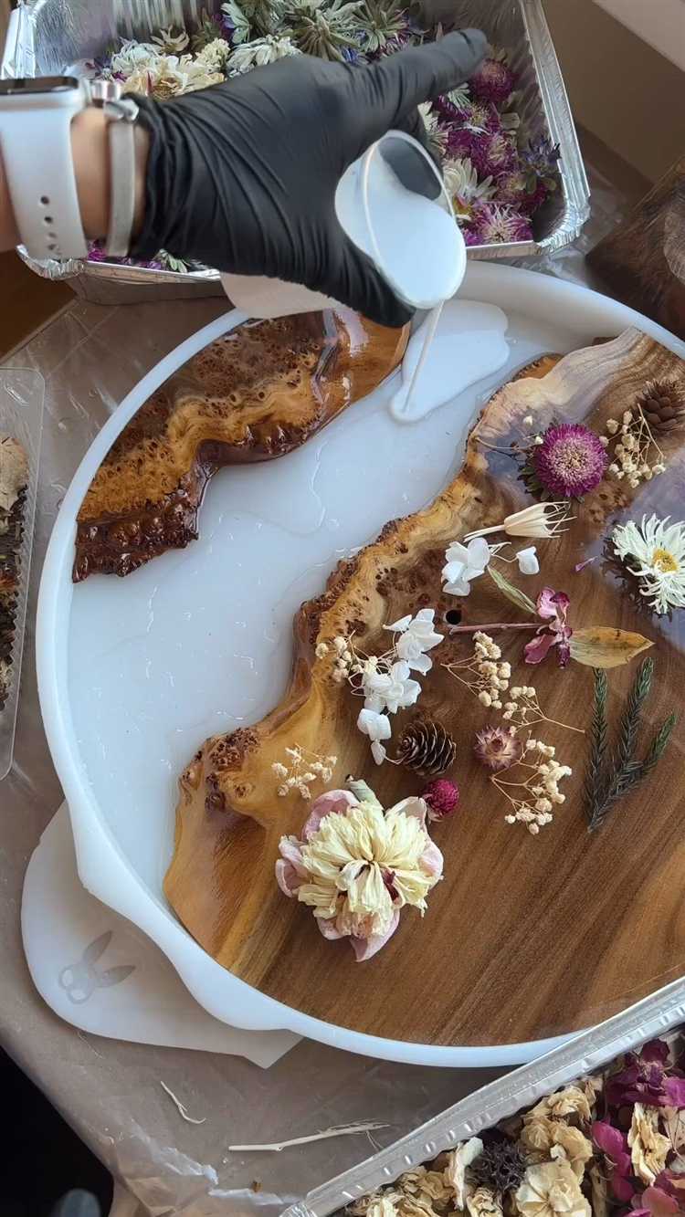 Как соединить две детали из эпоксидной смолы