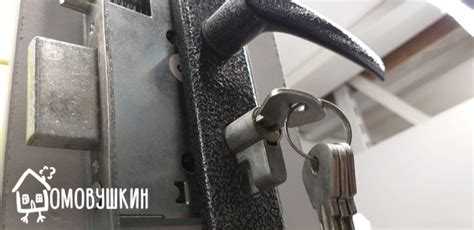 Пошаговая разметка отверстий под крепёж и механизм замка