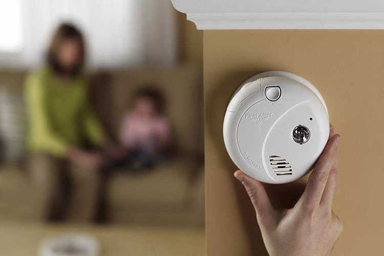 Подготовка поверхности и монтаж крепежа на потолке или стене