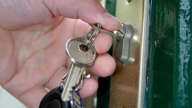 Как выбить личинку из замка входной двери