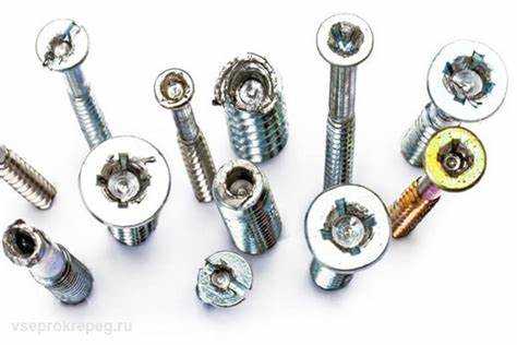 Использование резинки для увеличения сцепления с отверткой