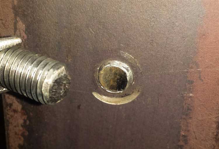 Метод использования экстрактора для алюминиевых болтов