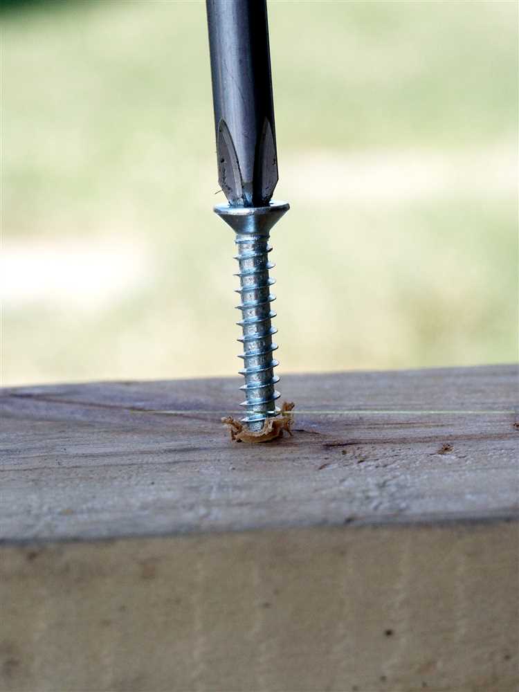 Метод нагревания пластика для облегчения удаления самореза