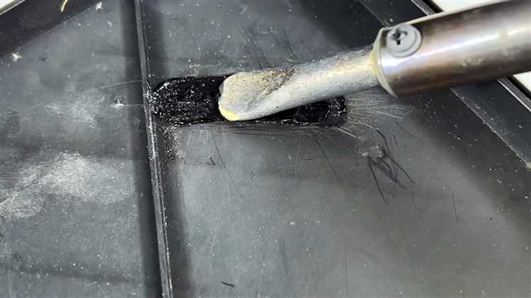 Применение сверла малого диаметра для удаления оставшейся части винта