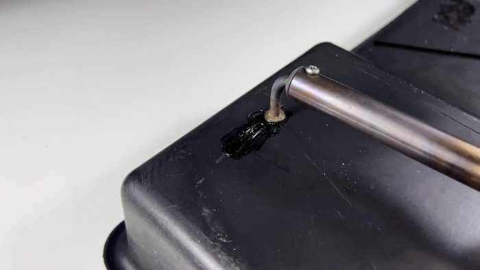 Вытягивание сломанного самореза с помощью пинцета или плоскогубцев