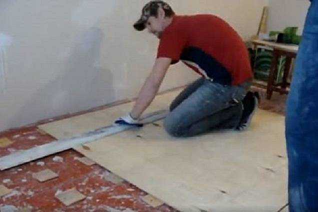 Подготовка основания: очистка и ремонт повреждений на деревянном полу