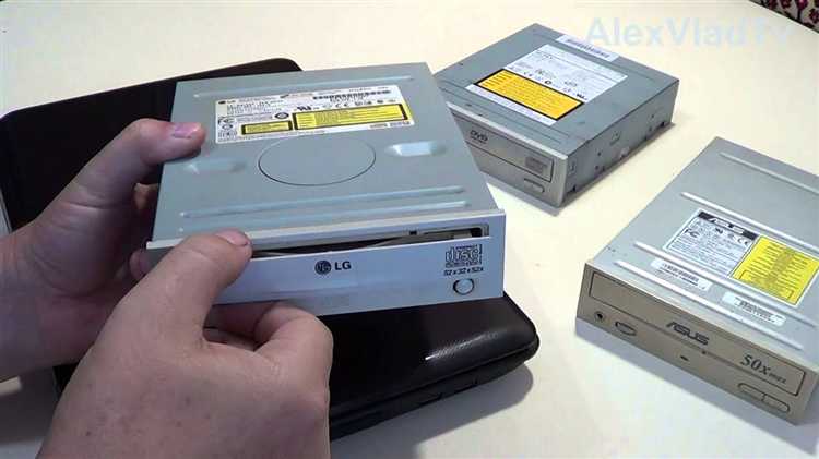 Использование тонкого предмета для ручного извлечения