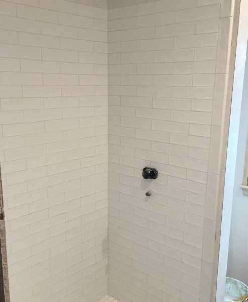 Оценка состояния плитки вокруг дюбеля на наличие трещин