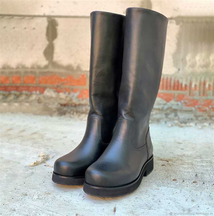 Подходящий вариант – пластиковые или пенополиэтиленовые вкладки, адаптированные по высоте и ширине. Важно, чтобы вставка плотно прилегала к внутренней поверхности голенища, но не растягивала его. При покупке ориентируйтесь на длину голенища вашей обуви – большинство моделей рассчитаны на высоту от 35 до 45 см.