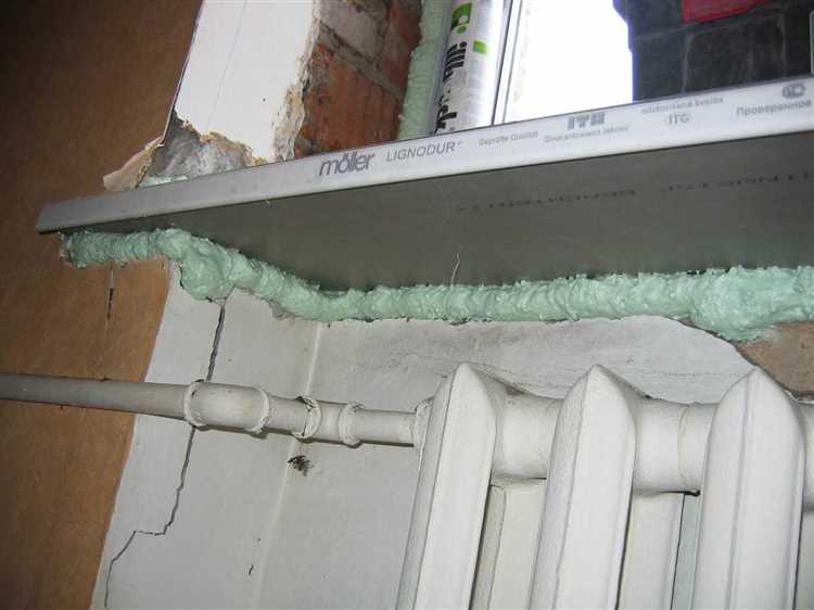 Использование монтажной пены для крупных щелей в углах
