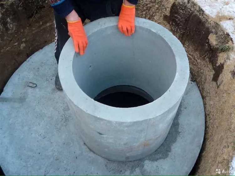 Для обеспечения надежного отвода грунтовых и дождевых вод вокруг канализационных колец необходимо создать дренажный слой. Его толщина должна составлять не менее 20 см и выполняться из крупнозернистого щебня фракцией 20-40 мм или гравия. Материал укладывают равномерно, тщательно трамбуют вручную или с помощью виброплиты.