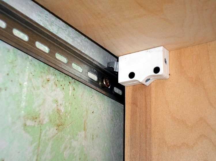 Правильное крепление петель к дверце шкафа