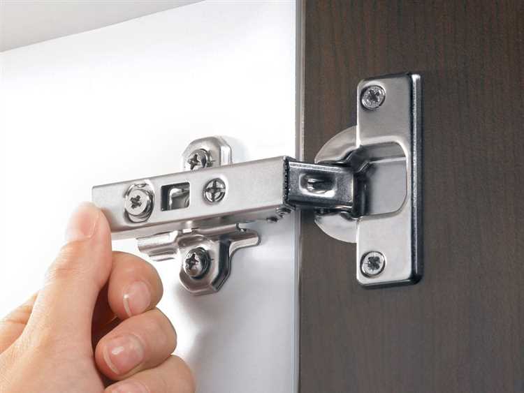 Как закрепить дверцу шкафа на кухне