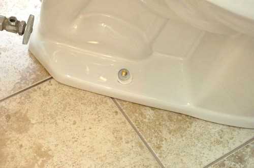 Проверка отсутствия люфта после закрепления унитаза