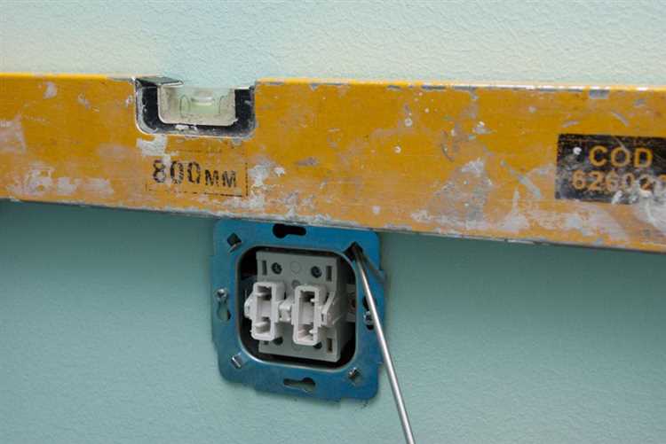 Как закрепить выключатель в стене