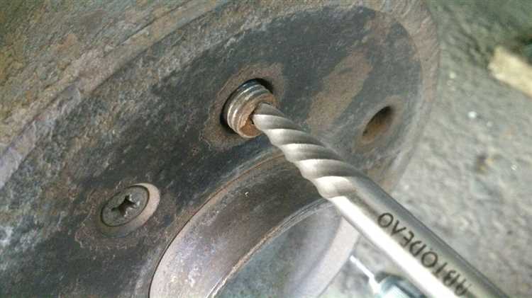 Как поступить, если болт прокручивается в пластике