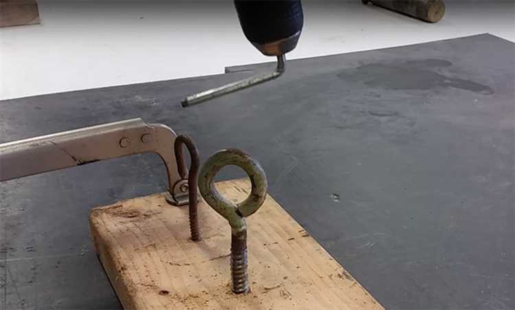 Фиксация дрели для безопасной установки сверла