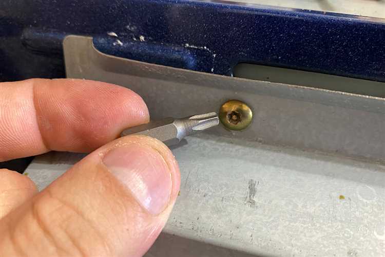 Как использовать гибкий удлинитель при работе с винтами