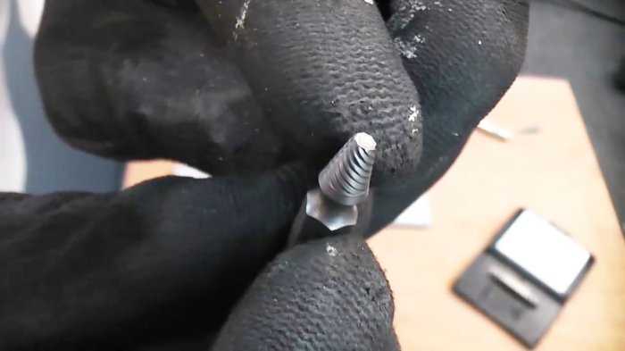 Как закрутить винт в труднодоступном месте