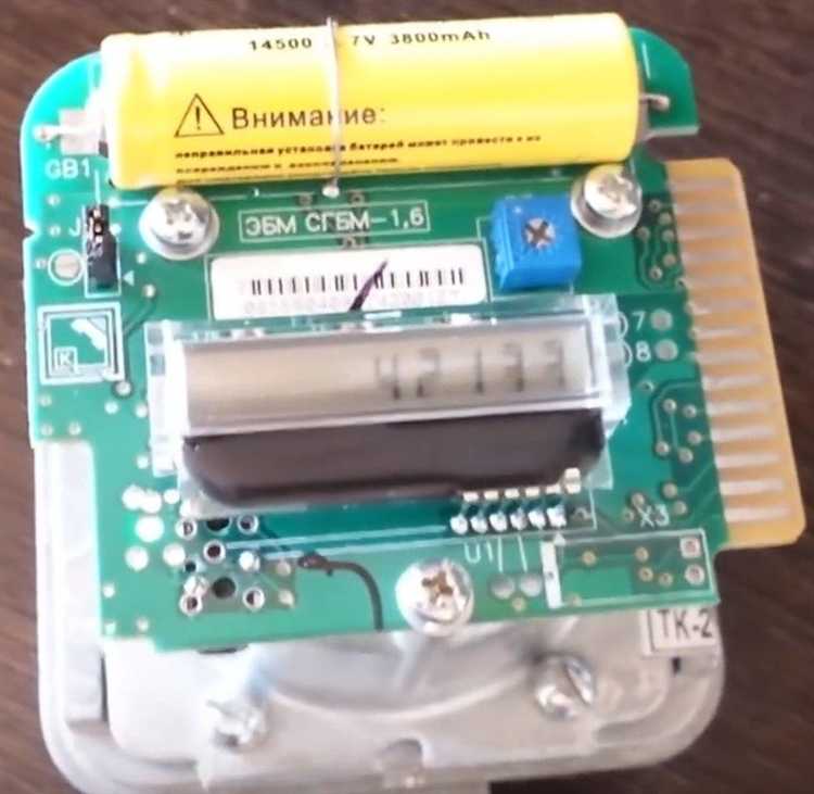 Процесс замены батареи внутри газового счетчика