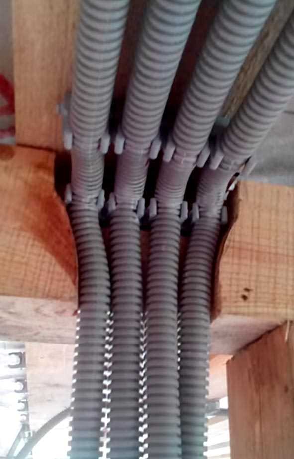 Техника прокладки нового кабеля внутри гофры