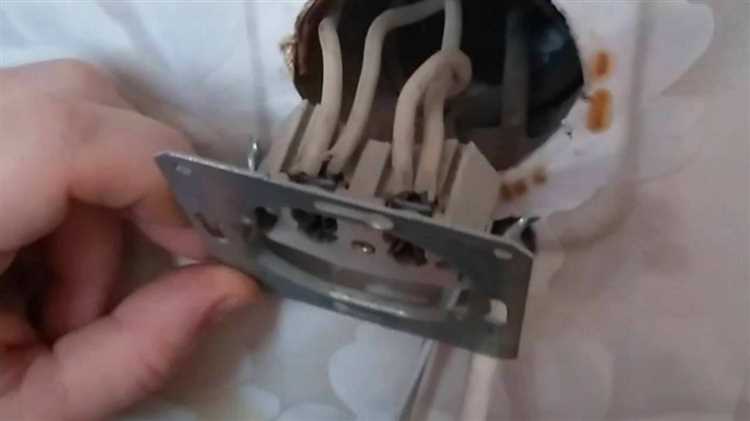 Как заменить вилку для розетки