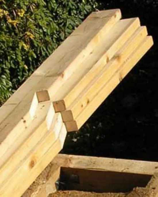 Проверка точности угла и выравнивание стропильной конструкции