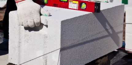 Применение монтажного ножа для точной подгонки газобетонных блоков