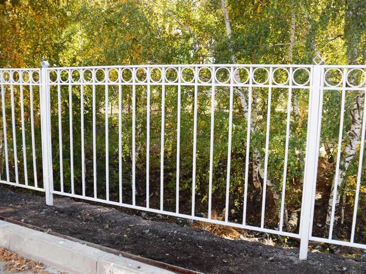 Плюсы и минусы кованого железа при изготовлении оград