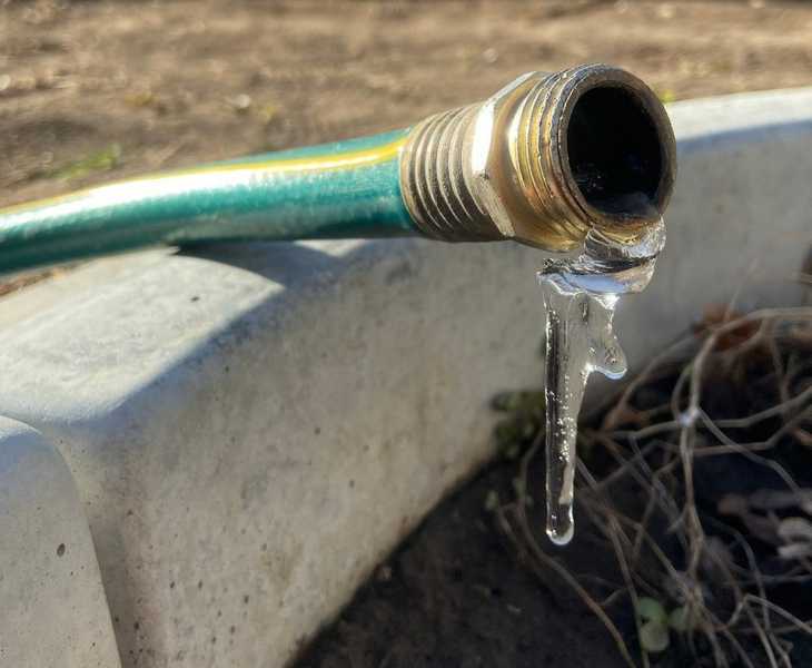 Как избежать повреждения труб при замерзании воды