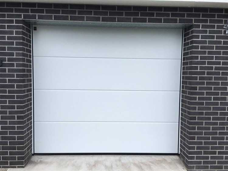 Монтаж секционных ворот