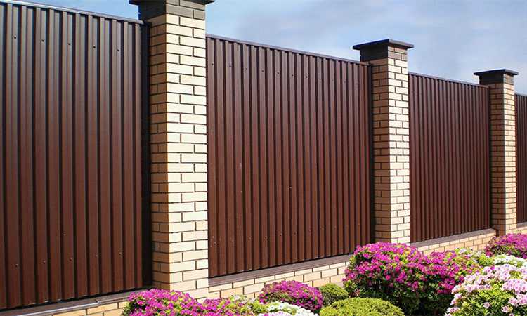 Какой забор дешевле деревянный или из профнастила