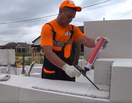 Клей или монтажная пена для газобетона: что выбрать