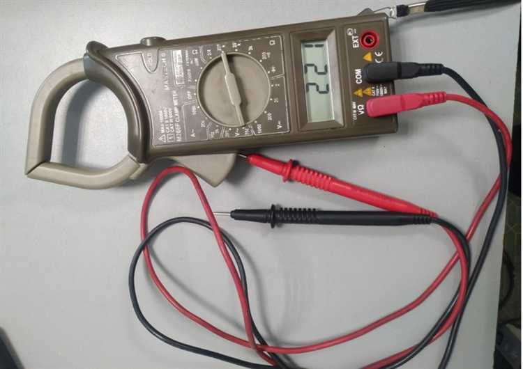 Почему показания с Hold удобнее считывать при работе с высокими напряжениями