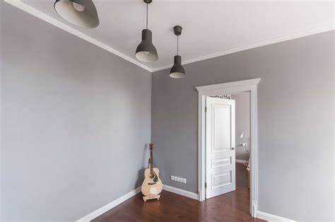 Роль влажности в выборе времени для нанесения штукатурки