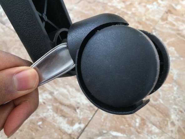 Колеса офисного кресла туго крутятся как устранить