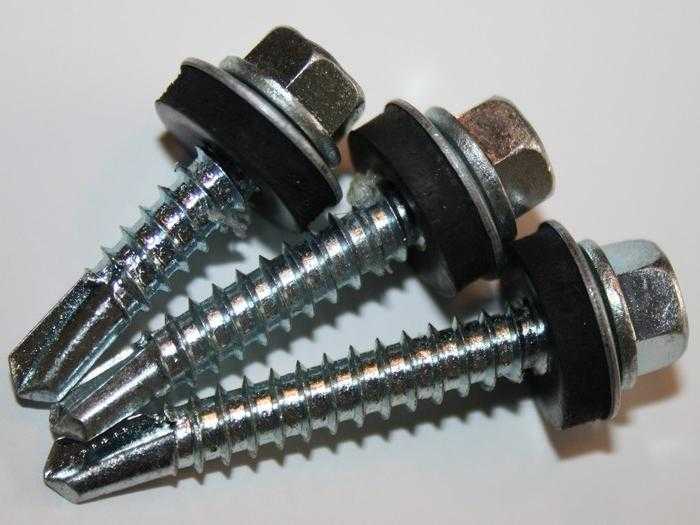 Влияние типа кровельного материала на расход саморезов