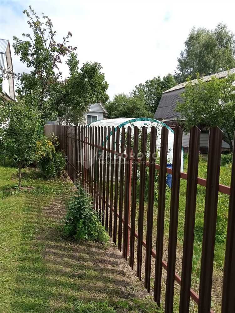 Особенности заборов из евроштакетника для промышленных объектов