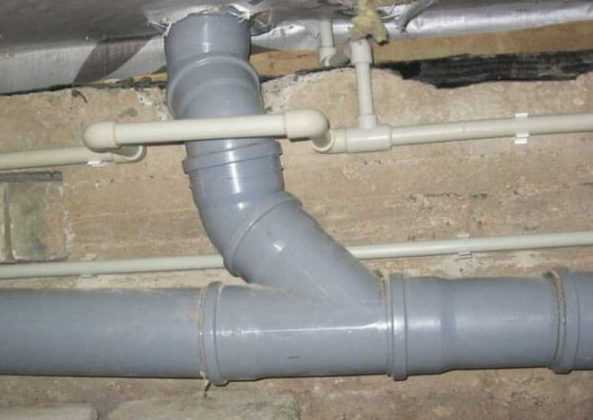 Как большой уклон влияет на скорость движения сточных вод