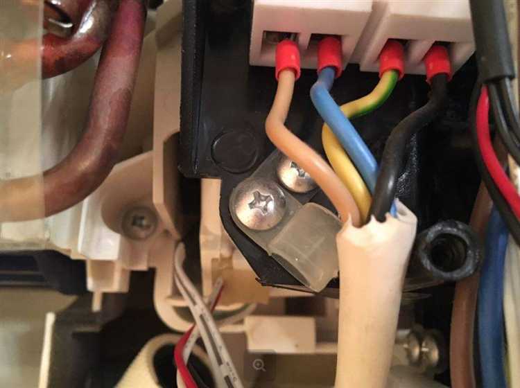 Еще одна причина – забитый наружный блок. Загрязнение радиатора снижает теплообмен на 20–25%, что ведет к перегреву компрессора и ухудшению работы системы. Регулярная очистка и обслуживание сокращают риск поломок и увеличивают срок службы оборудования.