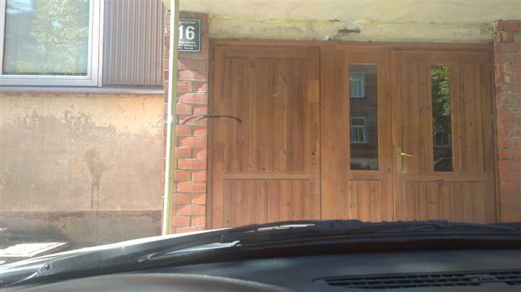 Кто отвечает за стекло в подъезде – собственник, управляющая компания или ЖЭК